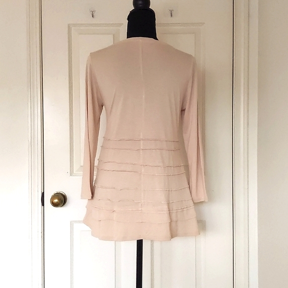 NWOT. GAP 100% Rayon Loose Fit V-Neck Top with bottom design and 3/4 sleeve. - Picture 2 of 5